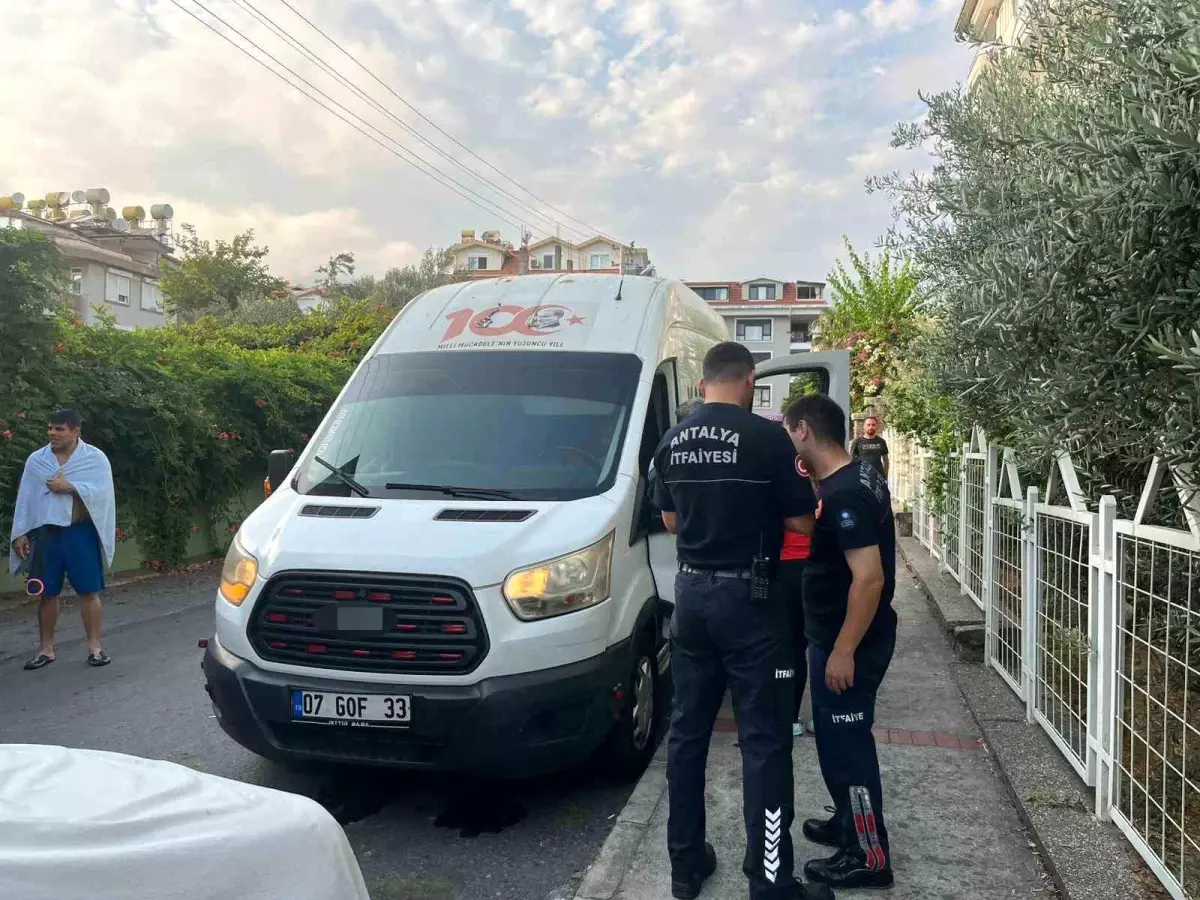 Alanya'da Kargo Minibüsünde Hareketsiz Yatan Şahıs Endişeye Neden Oldu