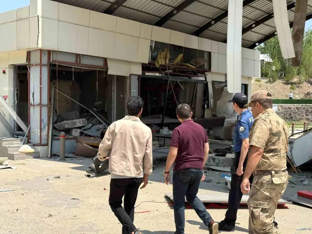 Van'da Petrol İstasyonunda Patlama: Kaymakam İncelemelerde Bulundu