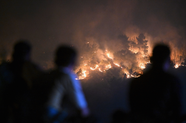 Момент, когда слова закончились! Отец шехида наблюдал за сгоранием своего дома