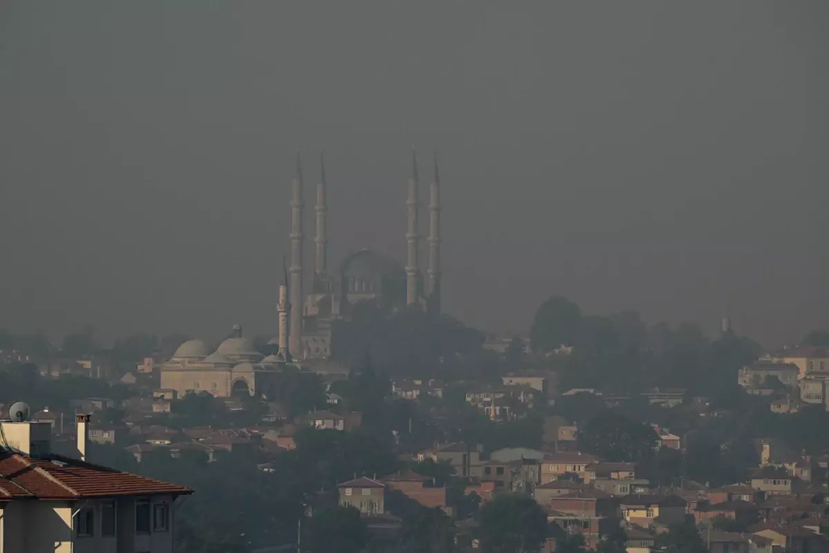 Komşumuz da alevlerle savaşıyor! Dumanlar Edirne'ye ulaştı