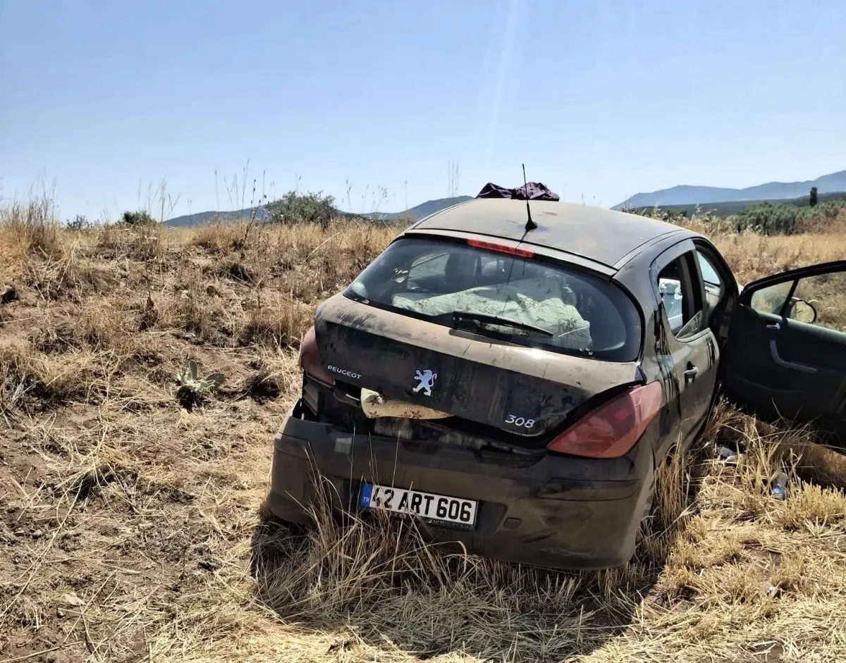 Beyşehir'de Otomobil Ekin Tarlasına Uçtu: 4 Yaralı