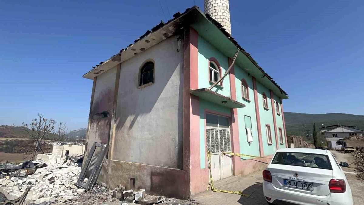 Bilecik'teki Yangında Camii İçindeki Hasar Dikkat Çekti