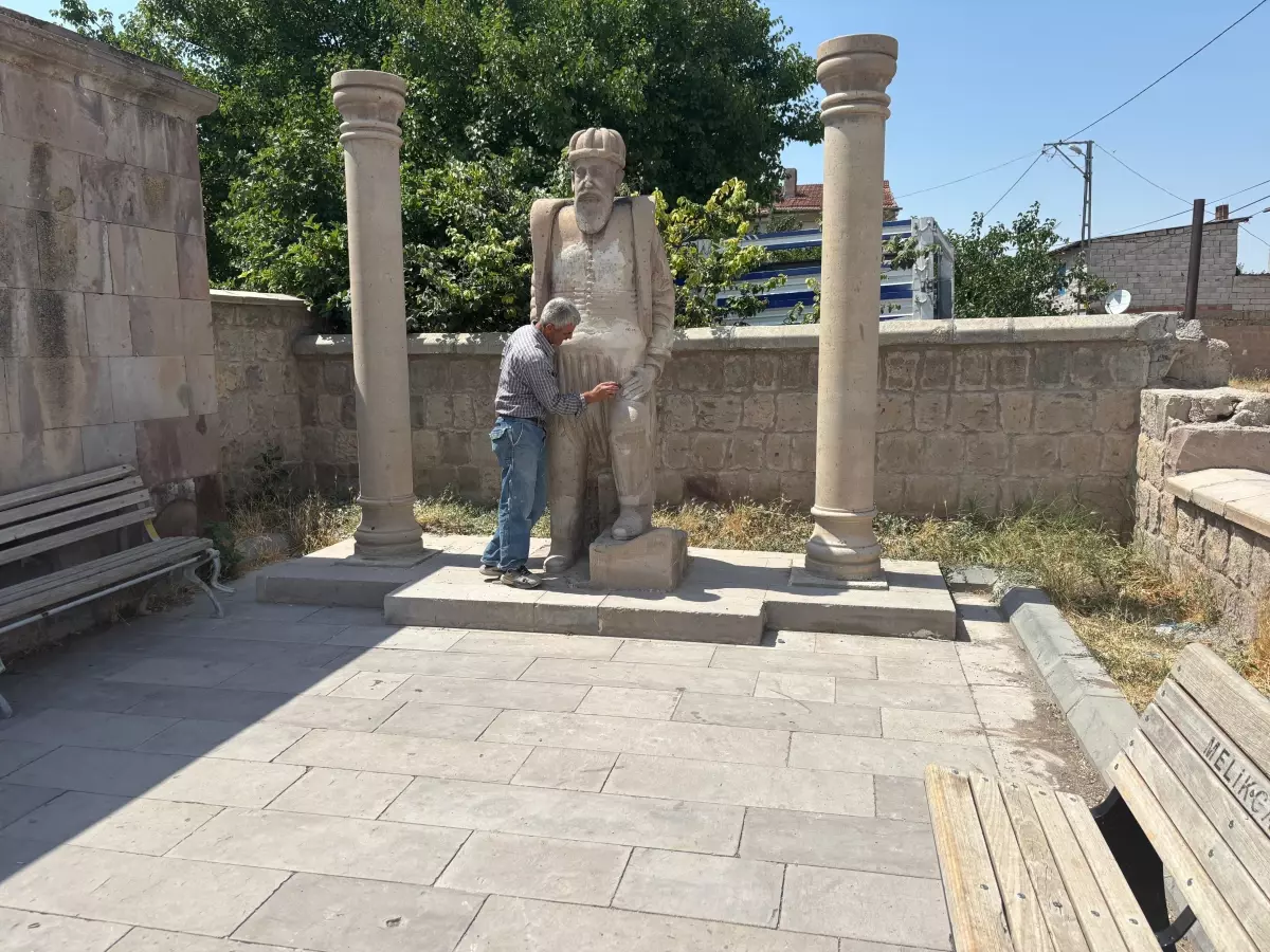 Mimar Sinan Heykeli Onarıldı