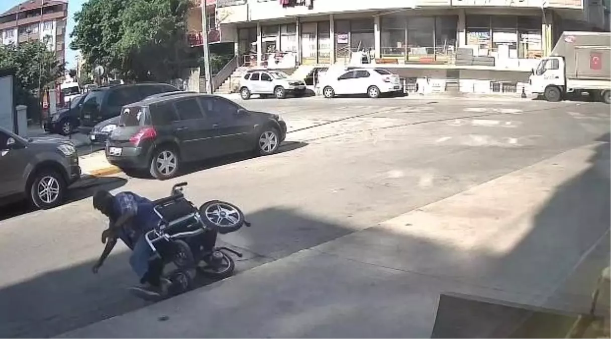 Pendik'te Engelli Vatandaşa Esnaflar Yardım Etti
