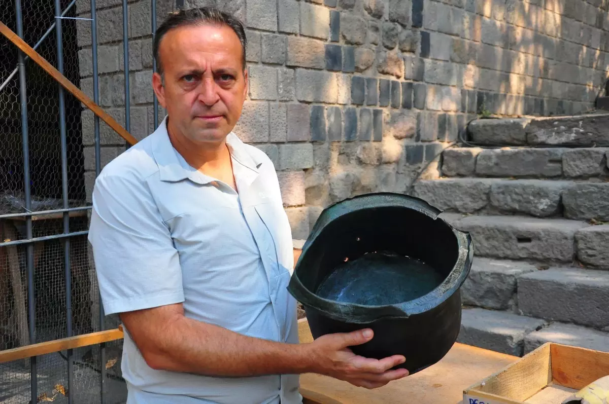 Bergama Antik Kenti'nde Roma Dönemine Ait Bronz Kazan Bulundu