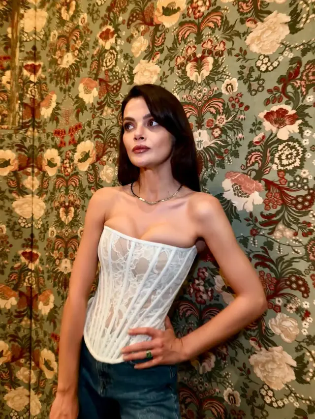 Distant City's Alya shared 'I rummaged through my archive'! Her décolletage ends at the belly