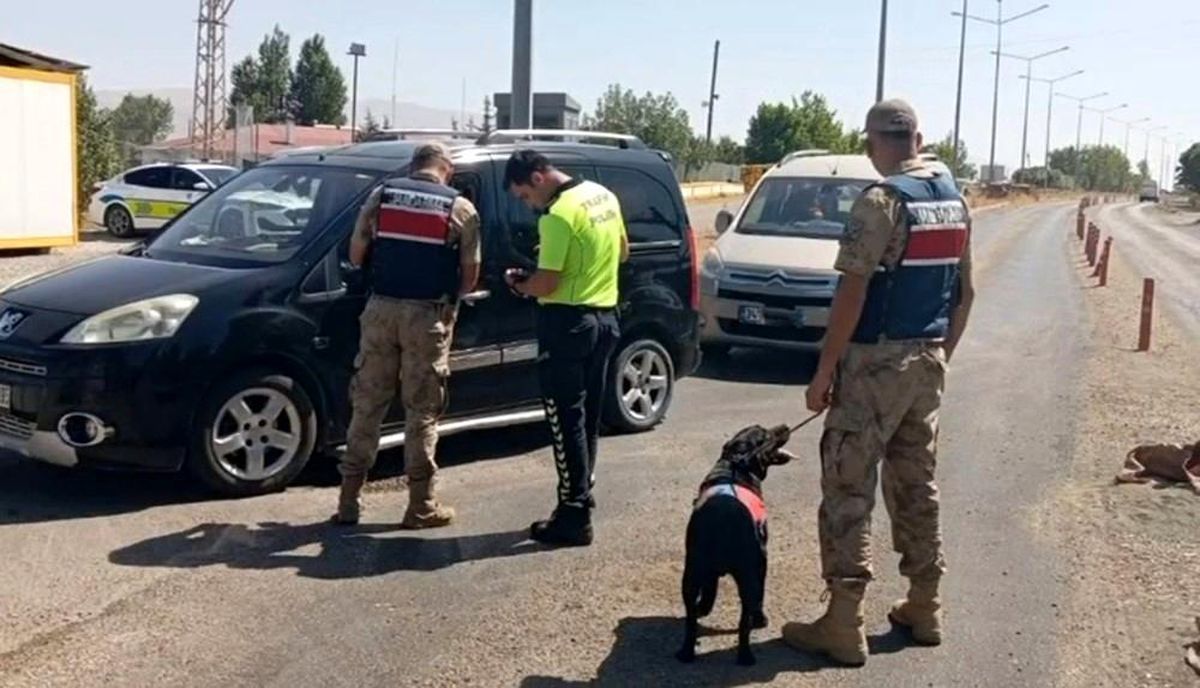 Van'da Jandarma Ekipleri 20 Kişiyi Tutukladı