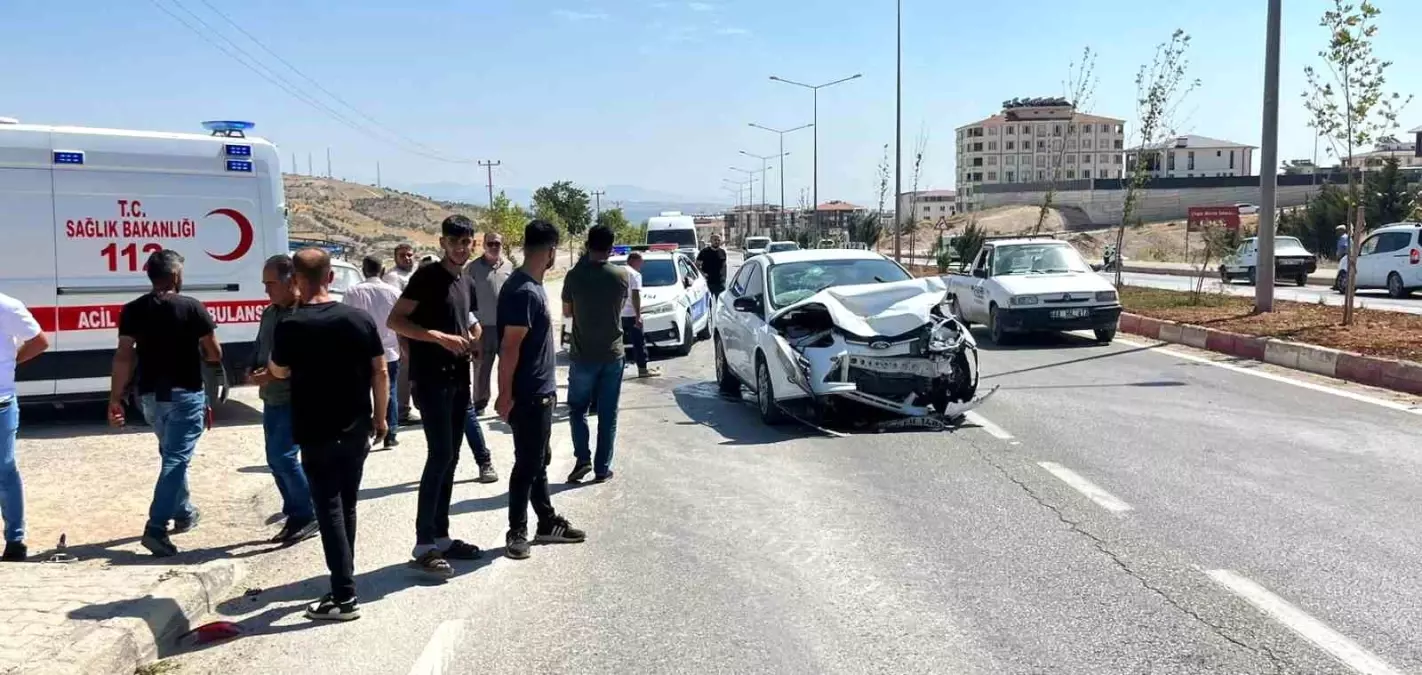 Adıyaman'da iki otomobil çarpıştı: 2 yaralı
