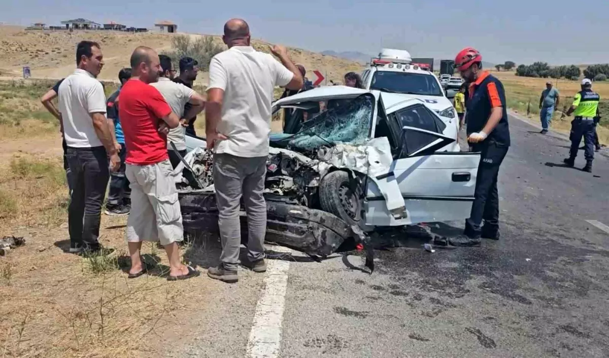 Aksaray'da Otomobil-Kamyonet Kazası: 1 Ölü, 3 Yaralı