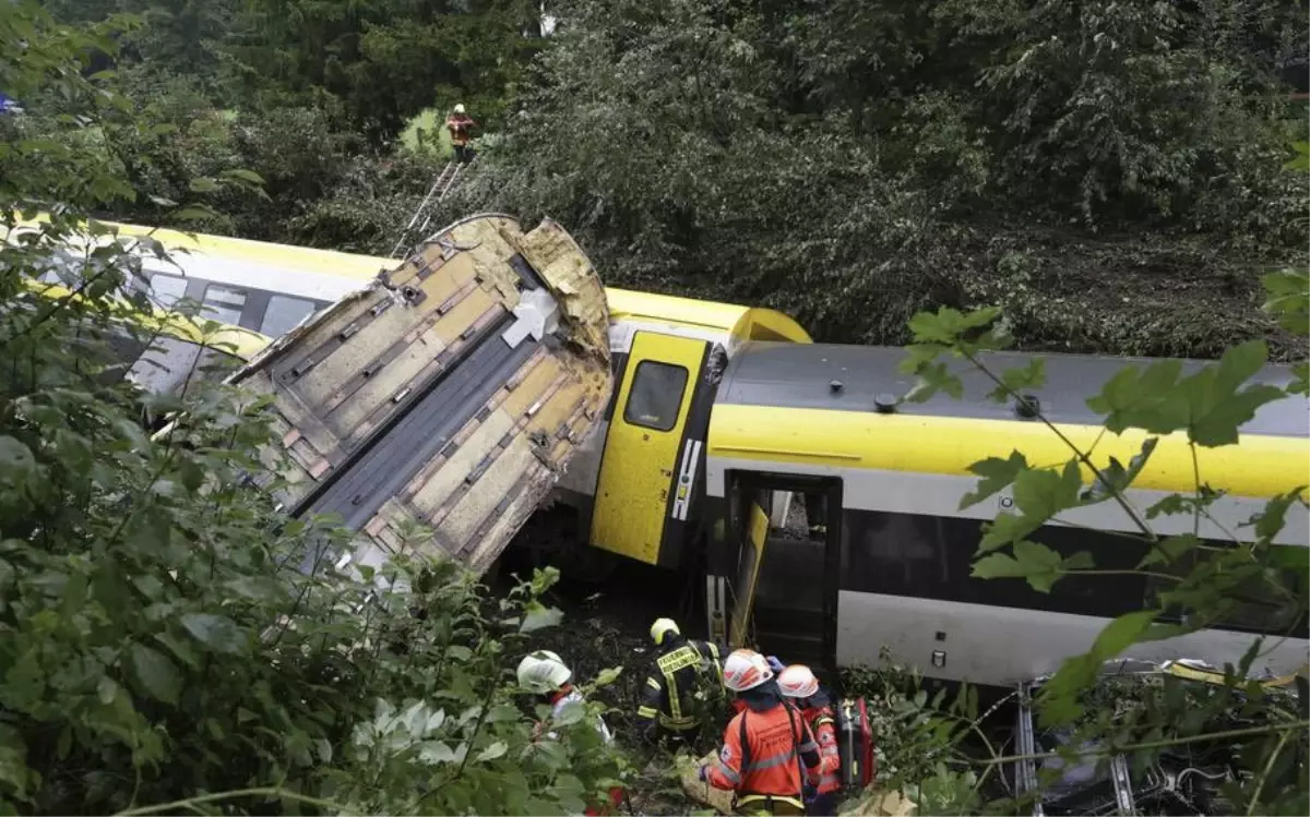 Almanya'da Yolcu Treni Kazasında 3 Kişi Hayatını Kaybetti