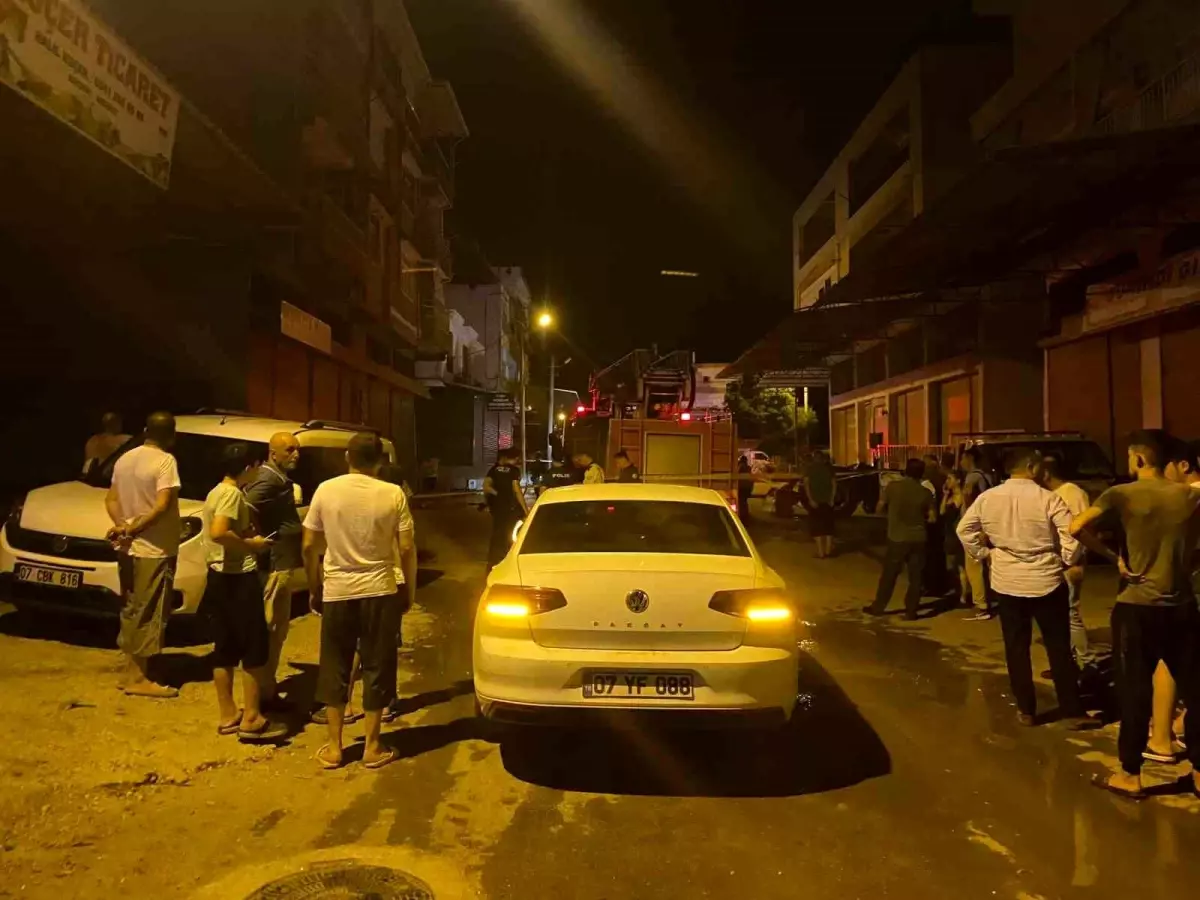 Antalya'da Yangın: 4 Kişi İtfaiye Ekipleri Tarafından Kurtarıldı