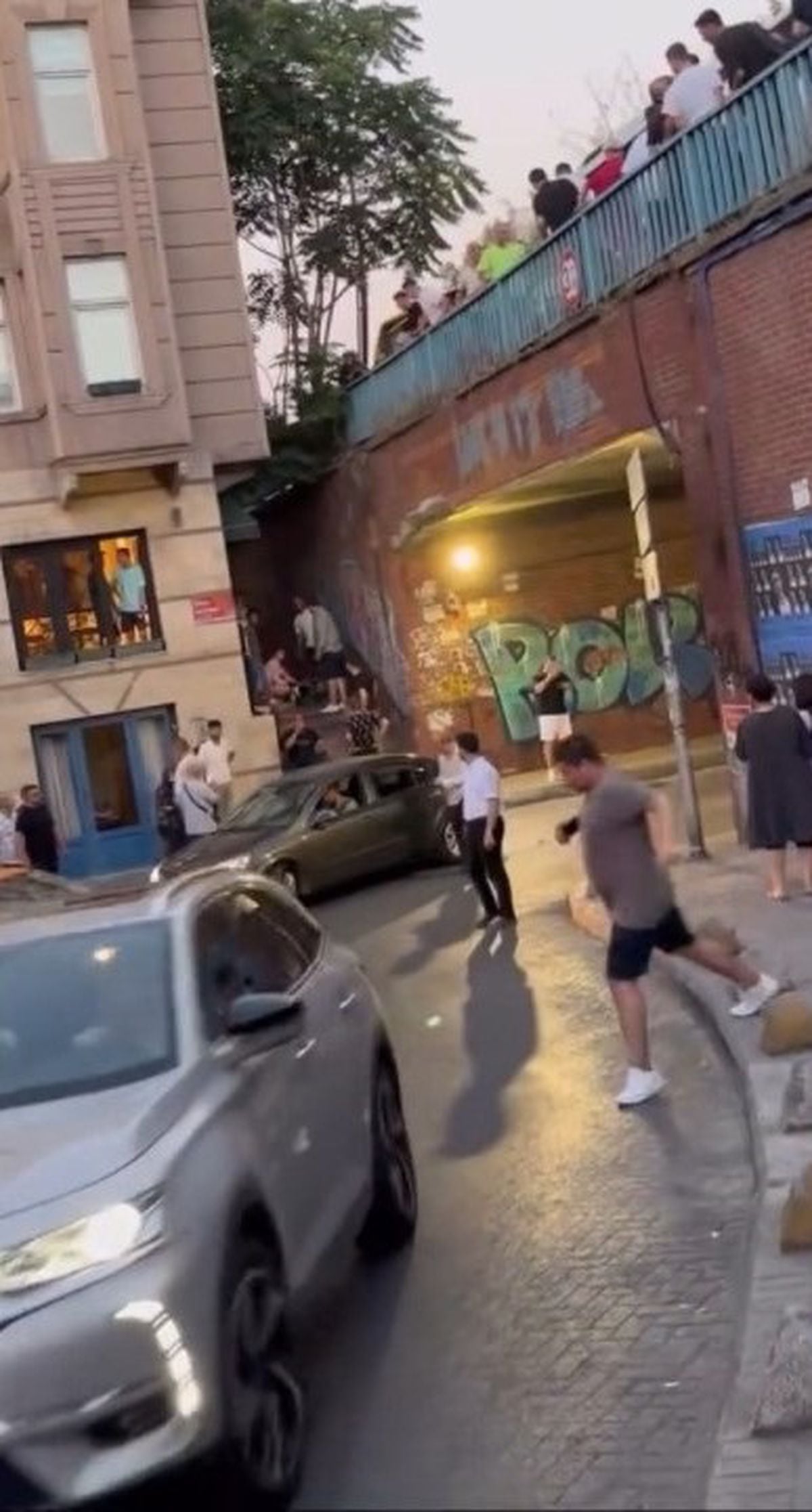 Beyoğlu'nda Dolmuş, Park Halindeki Otobüse Çarptı: 5 Yaralı