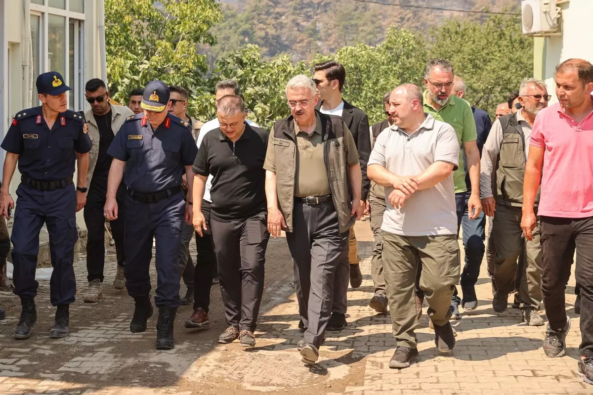 Mustafa Varank Yangın Bölgesinde İncelemelerde Bulundu