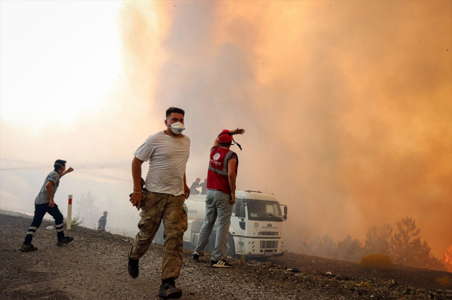Bursa'da yangınla mücadele eden ekipler sabah namazını aracın üzerinde kıldı Bursa'da yangınla mücadele eden ekipler sabah namazını aracın üzerinde kıldı