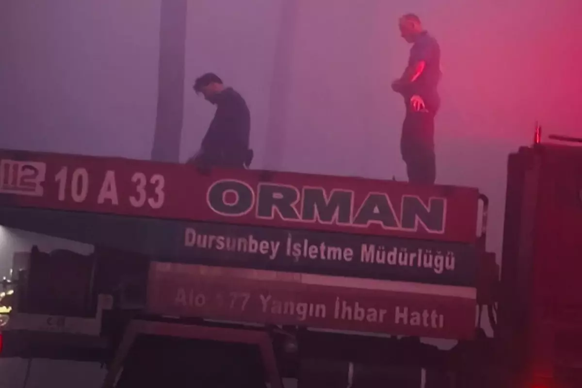 Bursa'da alevlerle mücadele eden ekipler sabah namazını aracın üzerinde kıldı