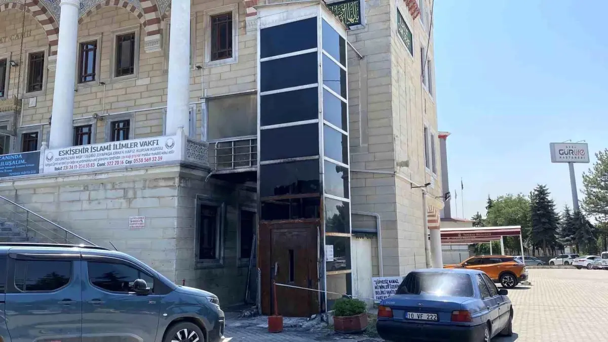 Eskişehir'de Minibüs Yangını Cami Asansörünü Hasar Görmesine Neden Oldu