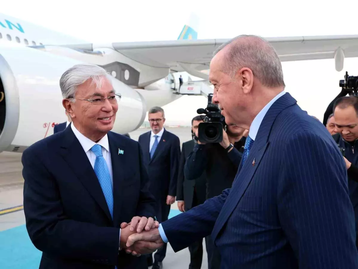 Erdoğan, Kazakistan Cumhurbaşkanı Tokayev'i Resmi Törenle Karşıladı
