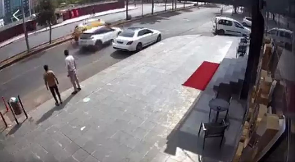 Diyarbakır'da aynasız yola fırlayan sürücü ile taksi çarpıştı