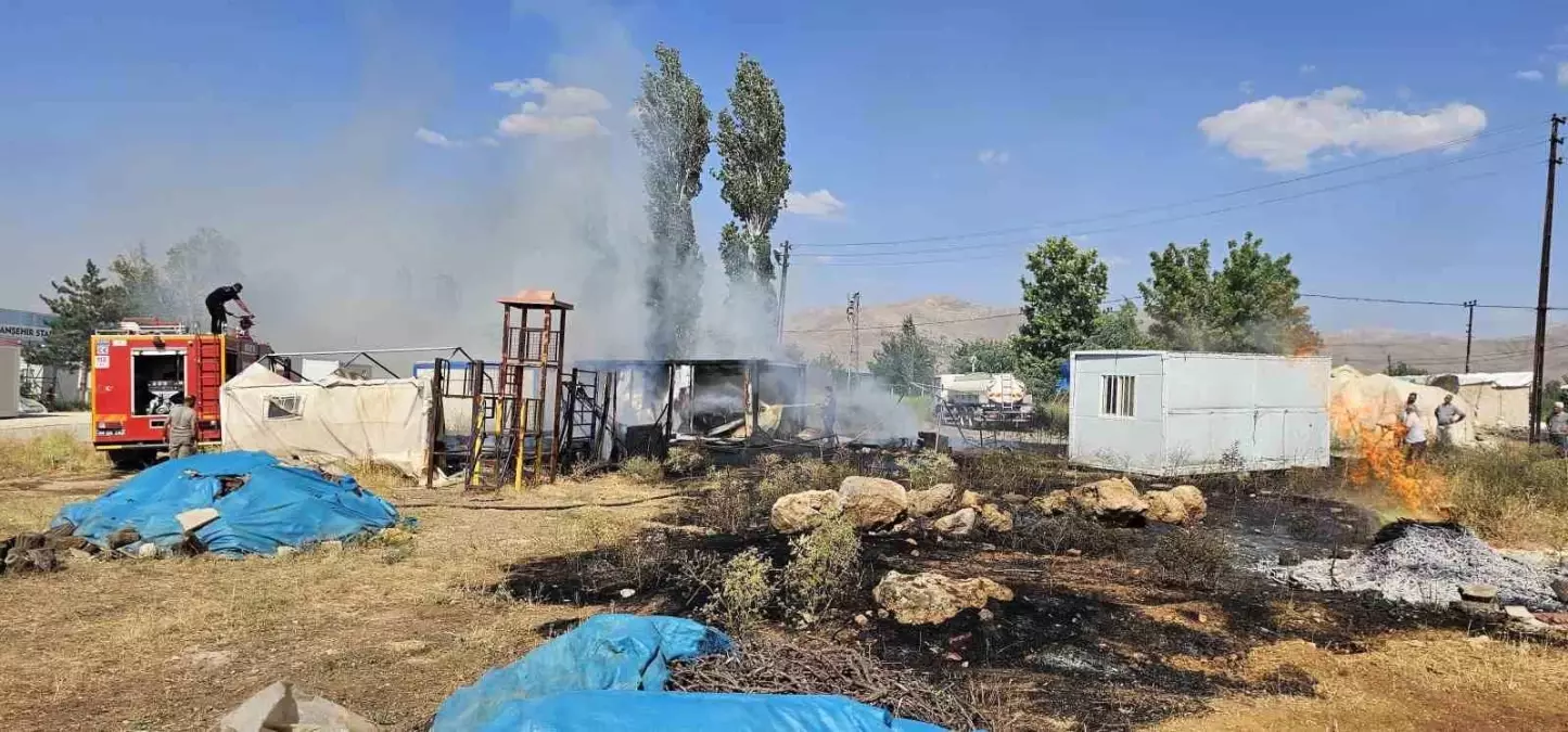 Doğanşehir'de Konteyner Kentte Yangın Paniği