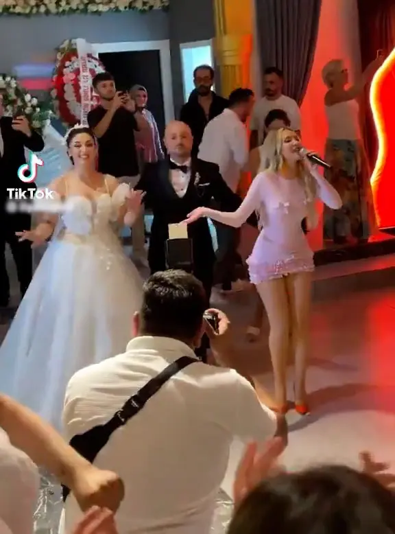 World-famous singer Otilia performed at a wedding in Giresun
