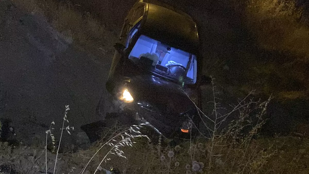 Elazığ'da Kontrolden Çıkan Otomobil Şarampole Düştü, 5 Yaralı