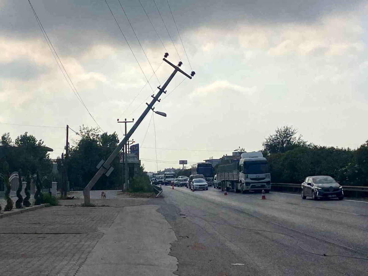 Antalya'da Tır Elektrik Direğine Çarptı, Sürücü Uykudayken Bulundu