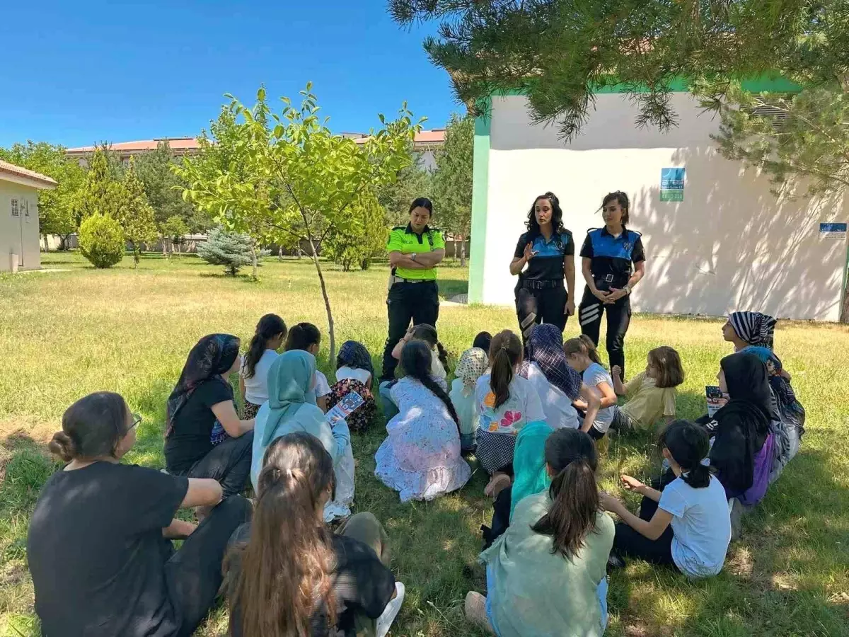 Erzincan Polisi Çocukları Güvenlik Konularında Bilgilendiriyor