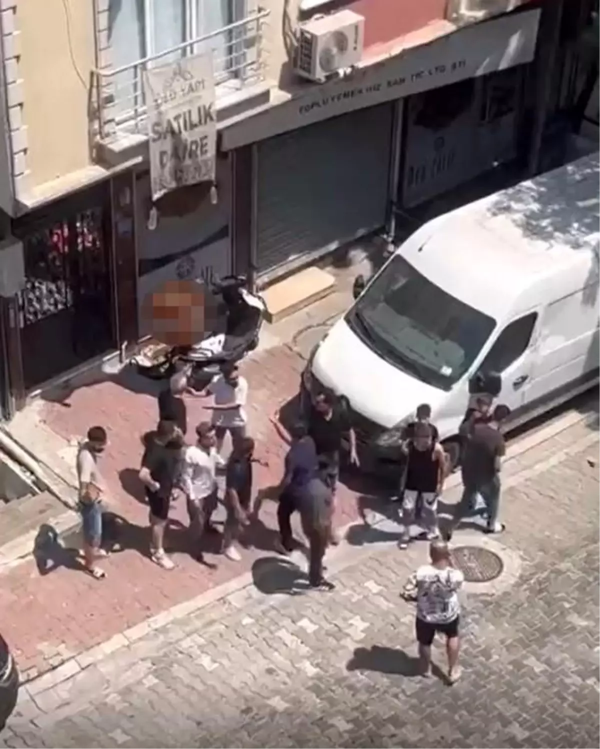 Esenyurt'ta 'Dikizleme' Kavgası Tekmeli Yumruklu Hale Geldi