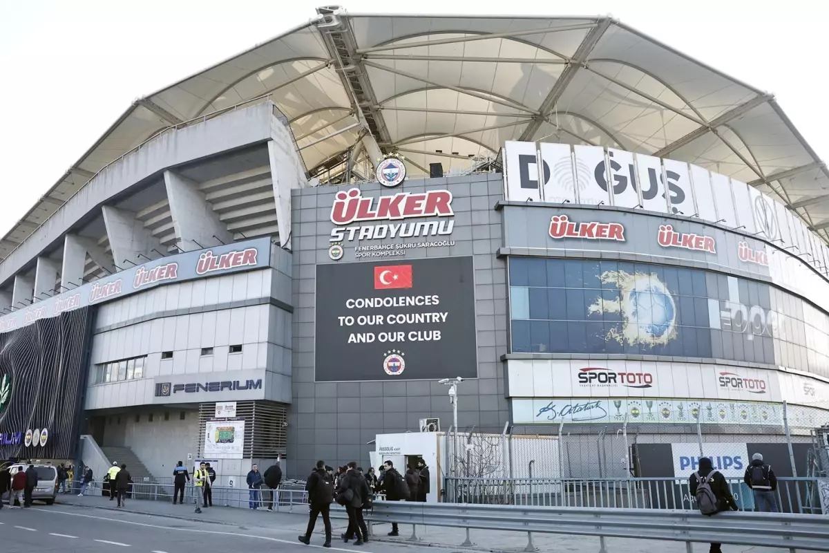 Fenerbahçe, stadyum dışındaki isim tabelasını 'Chobani' olarak değiştirdi