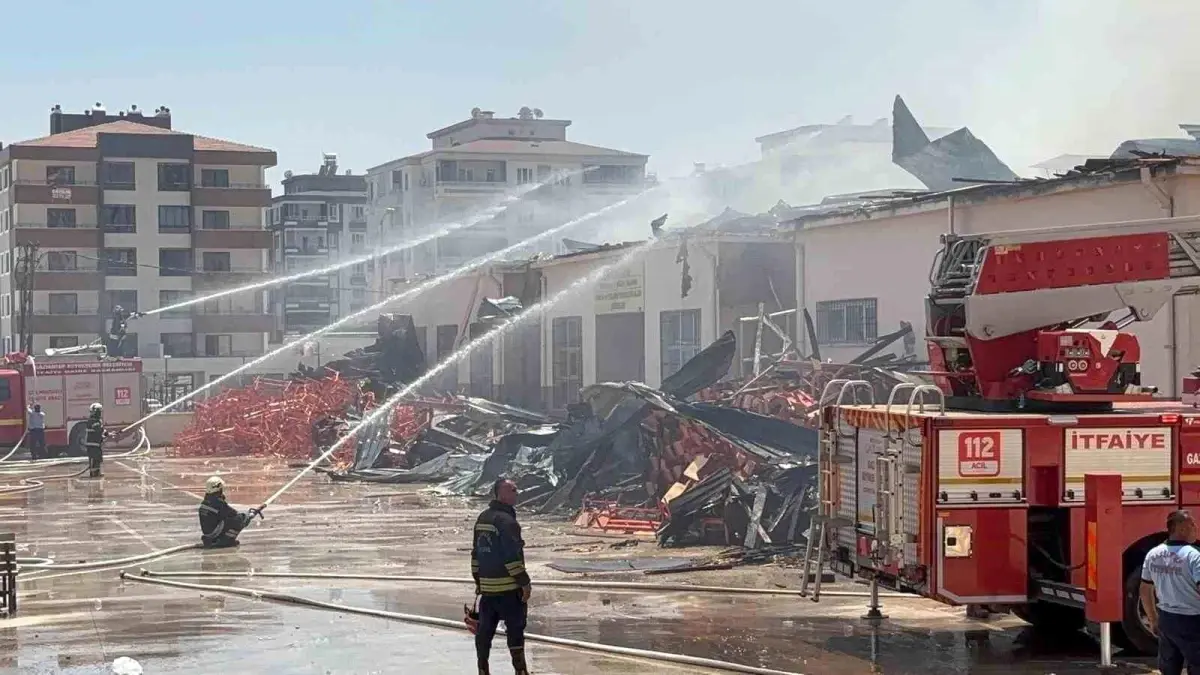 Gaziantep'te meslek lisesindeki yangına müdahale sürüyor