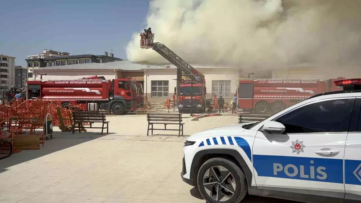 Gaziantep'te Meslek Lisesinde Yangın Çıktı