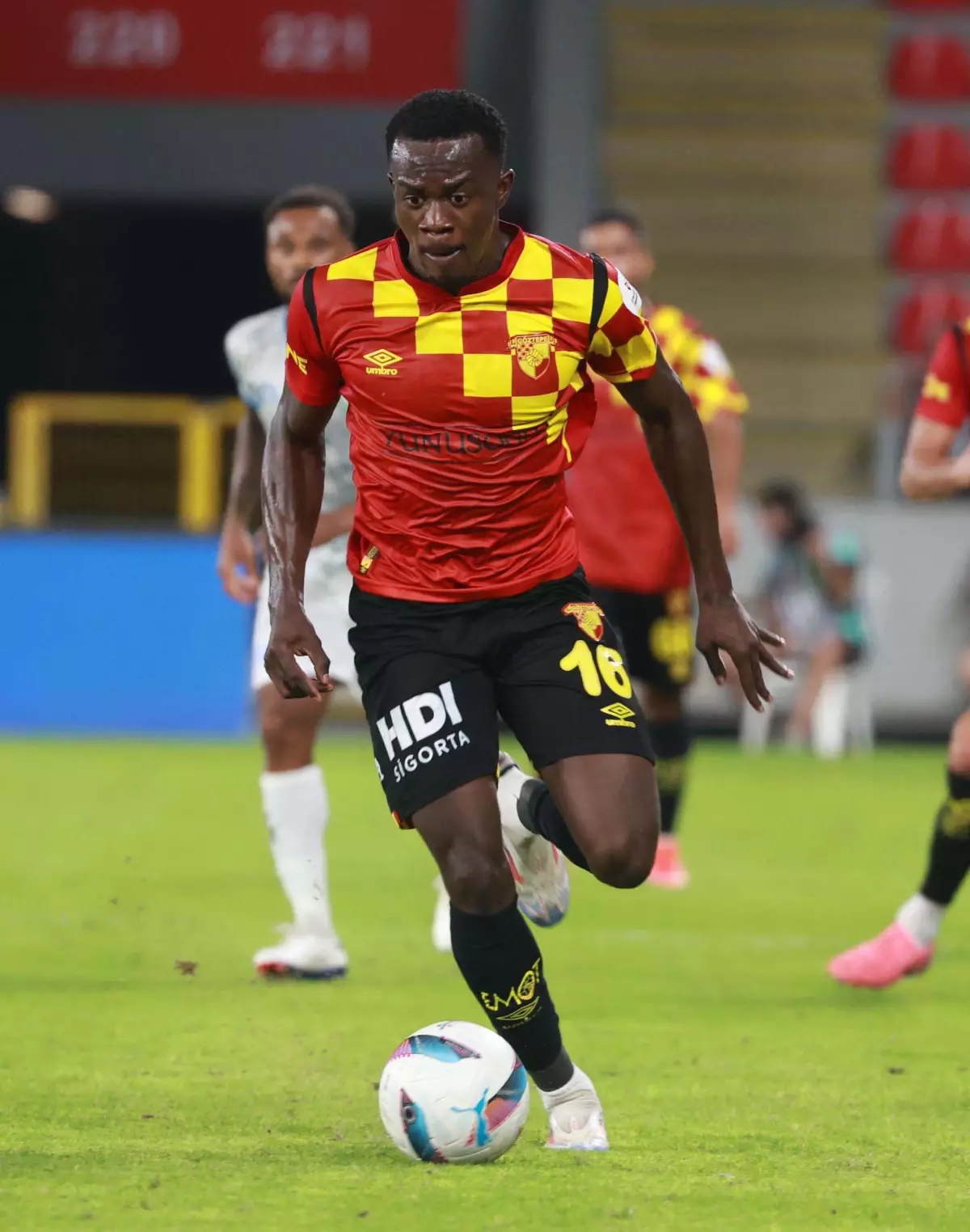 Göztepe, Anthony Dennis ve Romulo Cardoso ile Transfer Sürecine Hazırlanıyor