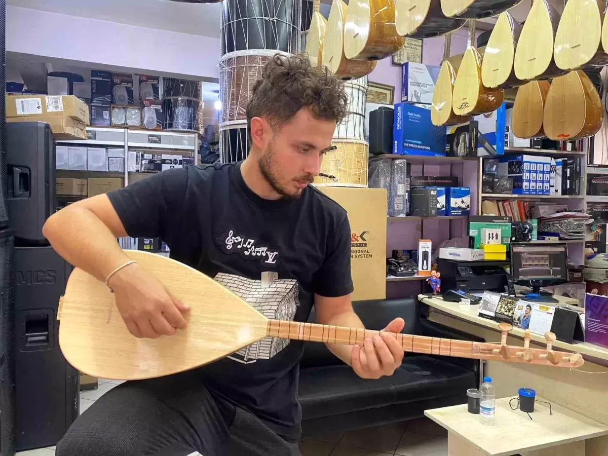 Eskişehir'de Bağlama Satışları Hala Popüler