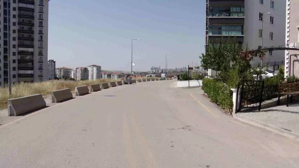 Ankara'da Kontrolden Çıkan Araç İki Gence Çarptı