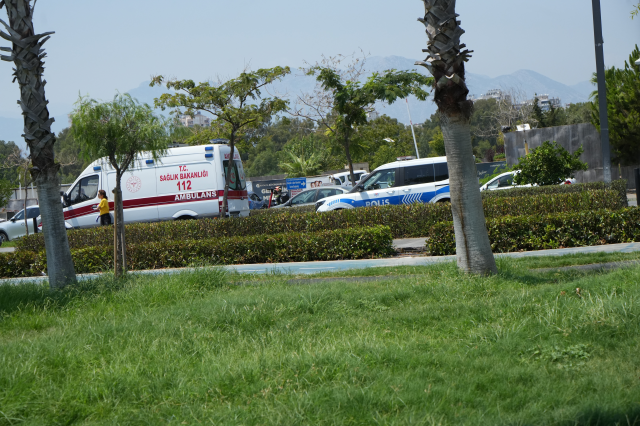 Konyaaltı Sahili'nde vücudunda kesikler bulunan erkek cesedi bulundu Konyaaltı Sahili'nde vücudunda kesikler bulunan erkek cesedi bulundu