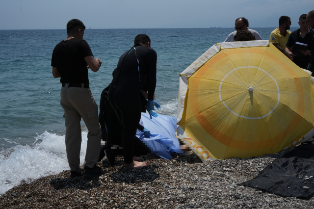 Konyaaltı Sahili'nde vücudunda kesikler bulunan erkek cesedi bulundu Konyaaltı Sahili'nde vücudunda kesikler bulunan erkek cesedi bulundu