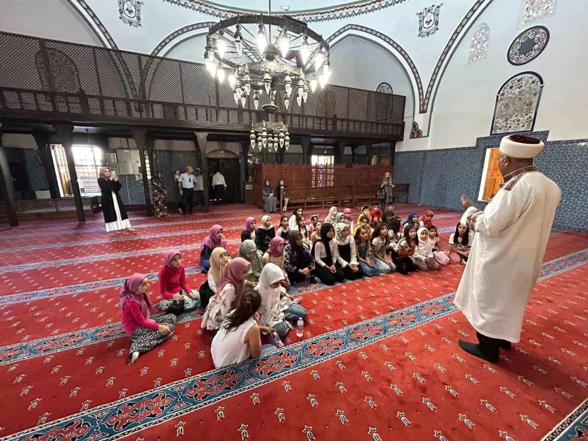 Kur'an Kursu Öğrencileri Hüsrev Paşa Camii'ni Ziyaret Etti