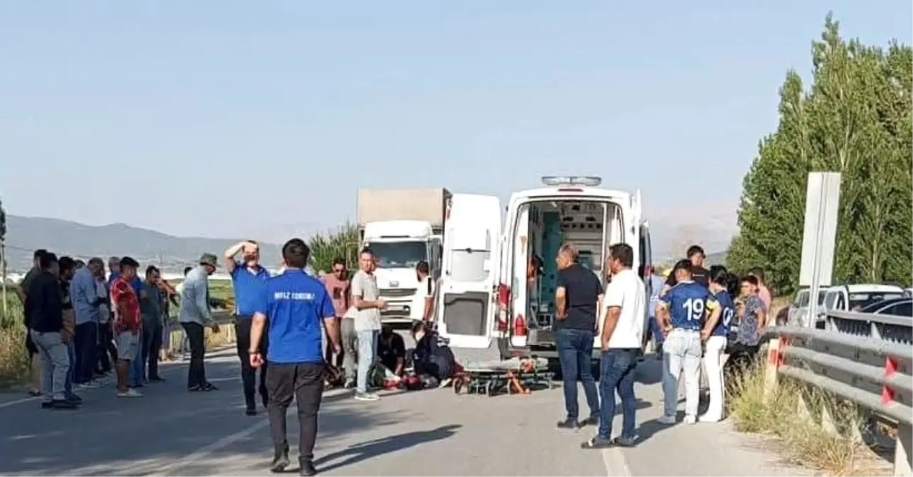 Burdur'da Dönüş Yapan Lüks Otomobile Motosiklet Çarptı, Genç Ağır Yaralandı