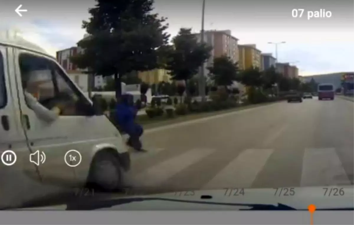 Kastamonu'da Yaya Geçidinde Minibüs Çarpması: Kadın Yaralandı