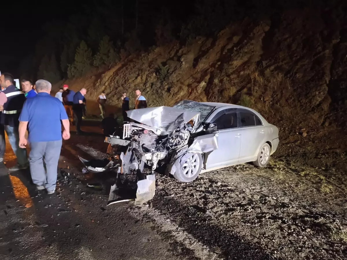 Bursa'da Yangın Tankerine Çarpan Otomobilde Baba Yaralandı