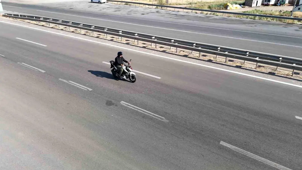 Sivaslı Berkan Çalmuk, Tasarruf İçin Her Gün 270 Km Yol Yapıyor