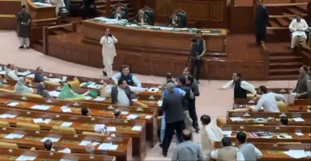 Pakistan'da eyalet meclisinde milletvekiline tokatlı saldırı
