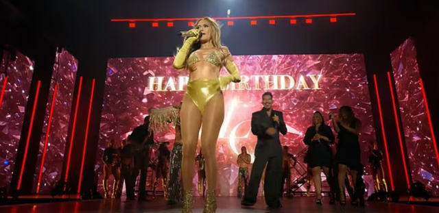 Sahnede eteği düşen Jennifer Lopez'den efsane tepkisi: 'İyi ki İç Çamaşırım Vardı'