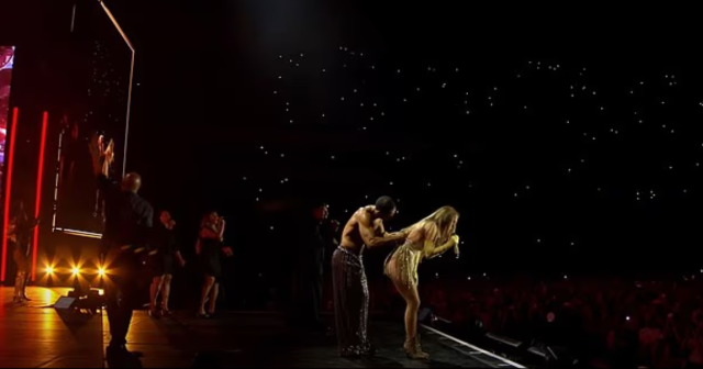 Sahnede eteği düşen Jennifer Lopez'den efsane tepkisi: 'İyi ki İç Çamaşırım Vardı'