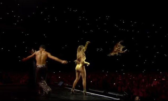 Sahnede eteği düşen Jennifer Lopez'den efsane tepkisi: 'İyi ki İç Çamaşırım Vardı'