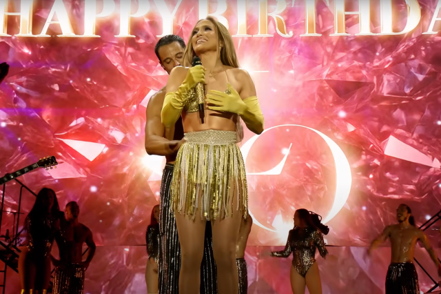 Sahnede talihsiz kaza! Jennifer Lopez iç çamaşırıyla kaldı Sahnede talihsiz kaza! Jennifer Lopez iç çamaşırıyla kaldı