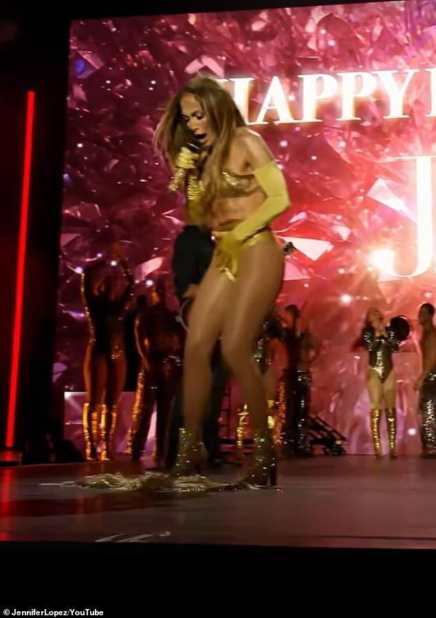 Sahnede talihsiz kaza! Jennifer Lopez iç çamaşırıyla kaldı Sahnede talihsiz kaza! Jennifer Lopez iç çamaşırıyla kaldı