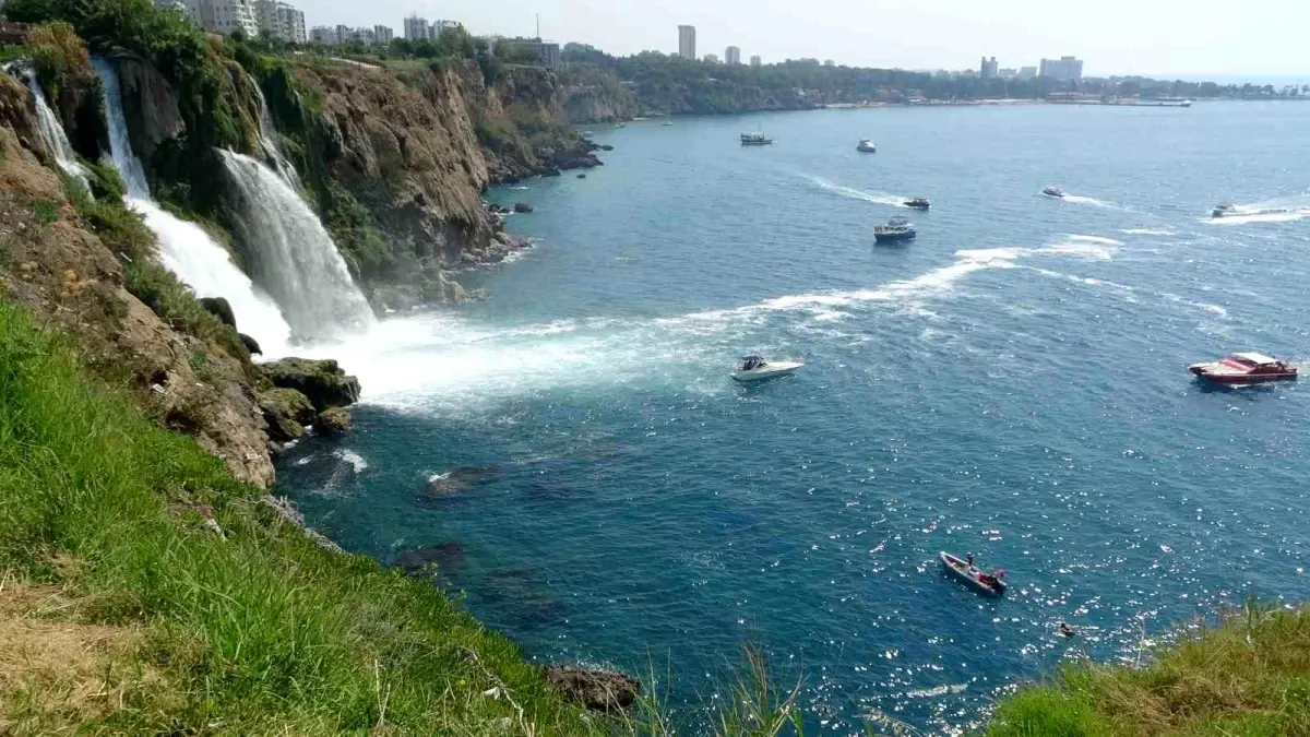 Antalya'da Aşağı Düden Şelalesi'nden Denize Düşen Kişi İçin Arama Çalışmaları Devam Ediyor
