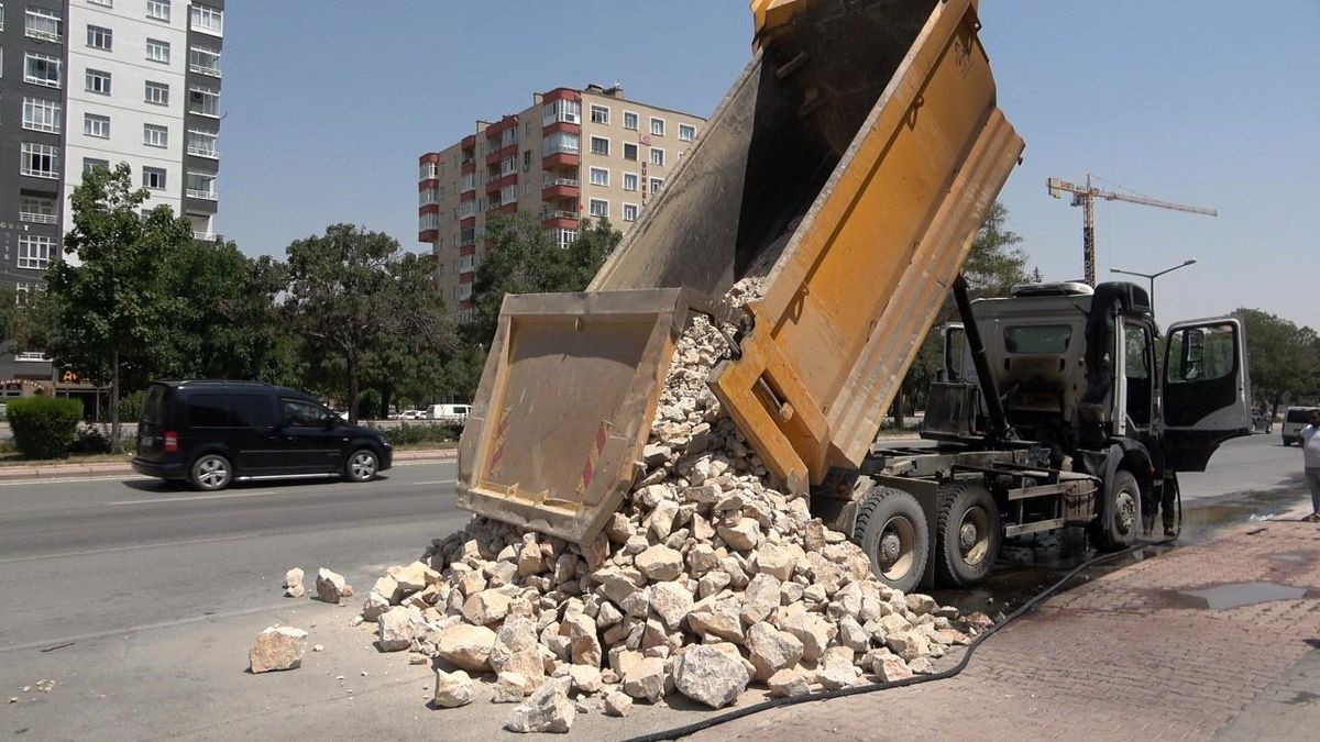 Konya'da Seyir Halindeki Kamyonda Yangın Çıktı