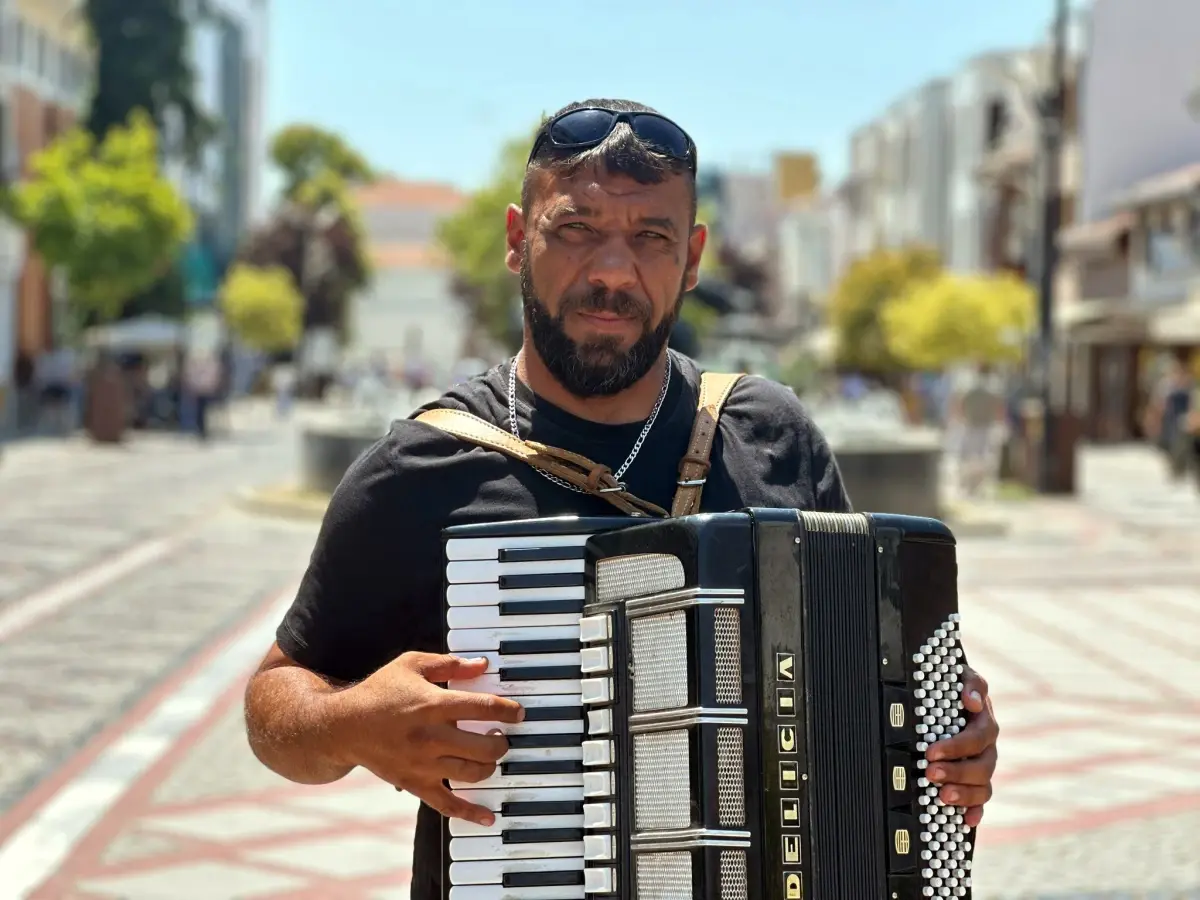 Sokak Müzisyeni Aşkım Yeşilli, Sıcaklara Tepki Olarak Yeni Şarkı Besteledi